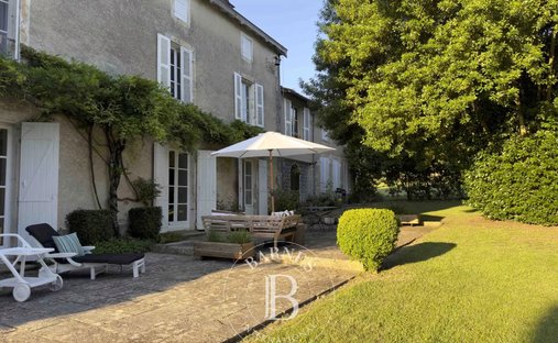 Beautiful Manoir In Enclosed Private Parkland Garden Close To Amenities In Melle, Close To Niort.