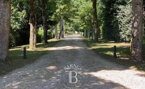 Beautiful Manoir In Enclosed Private Parkland Garden Close To Amenities In Melle, Close To Niort.