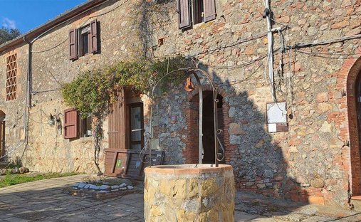 Estate in Sassofortino, Tuscany, Italy 1