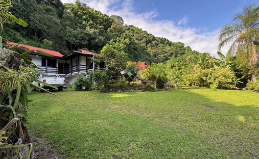 House in Paparā, Windward Islands, French Polynesia 1