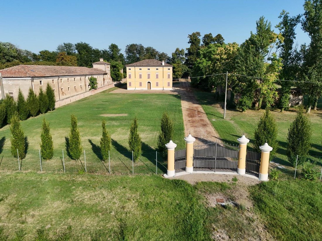 Estate in Ravarino, Emilia-Romagna, Italy 1 - 16724270