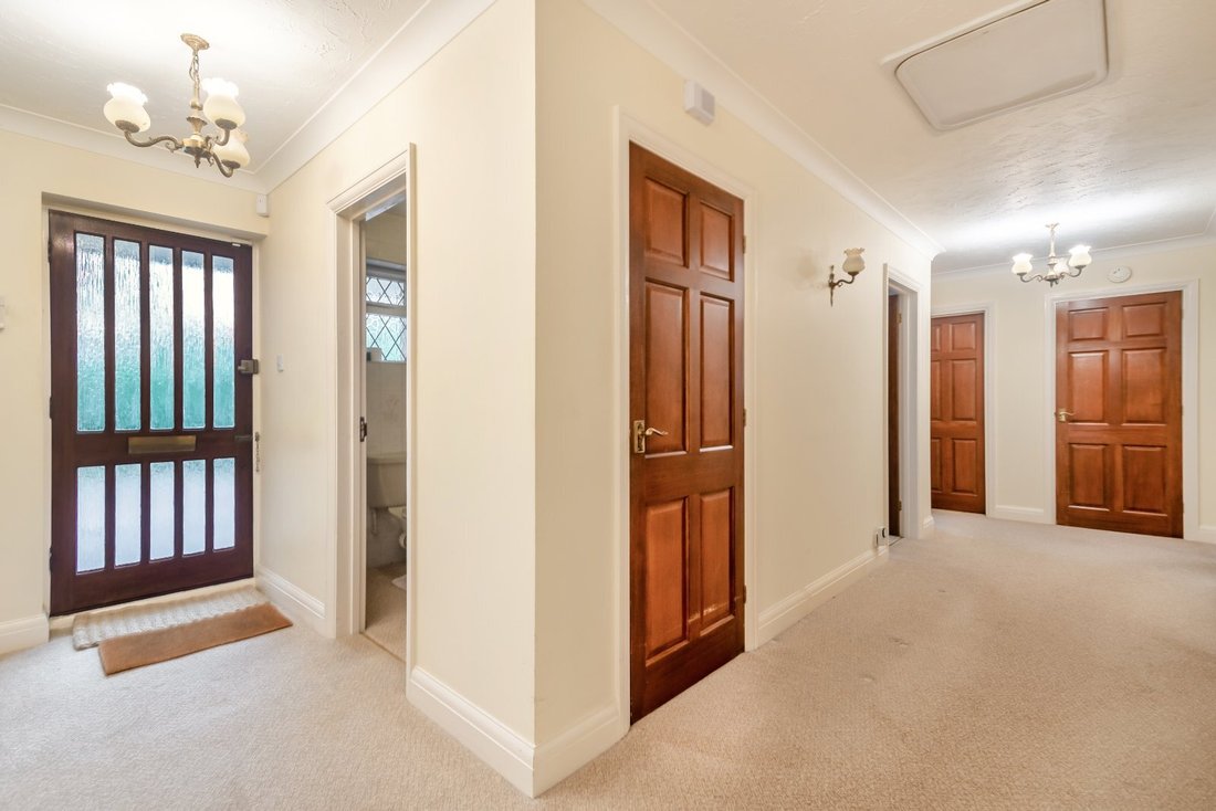 Bungalow in Tatling End, Gerrards Cross, England 5 - 16720282