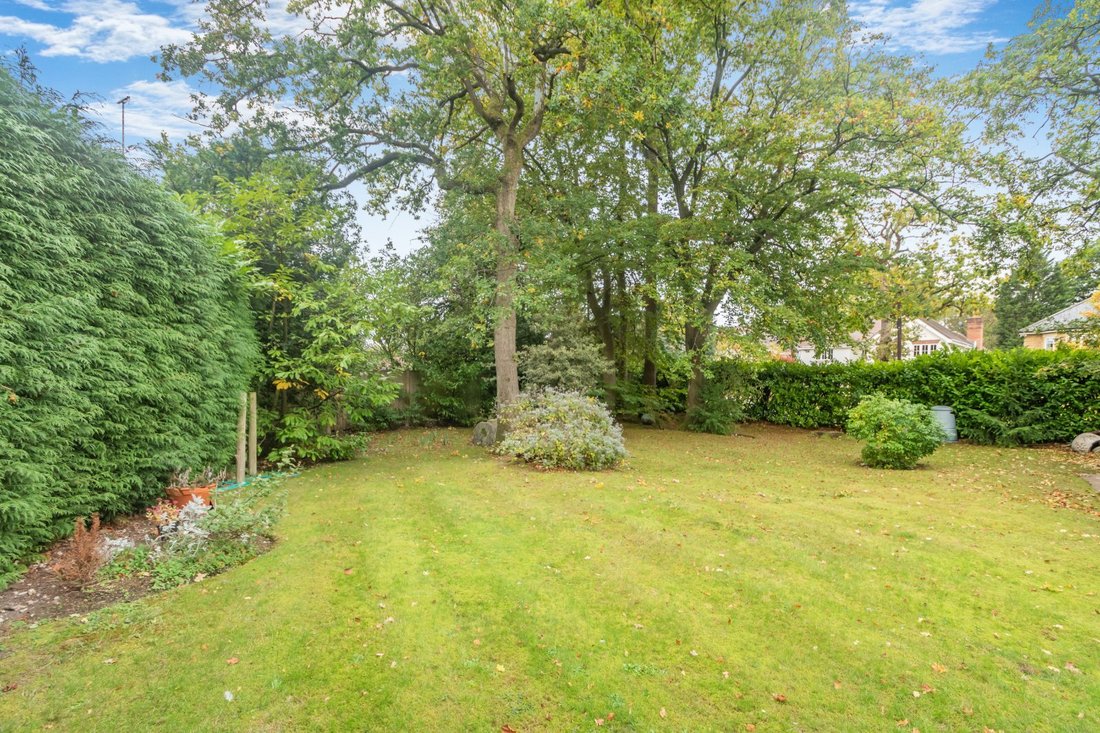 Bungalow in Tatling End, Gerrards Cross, England 3 - 16720282
