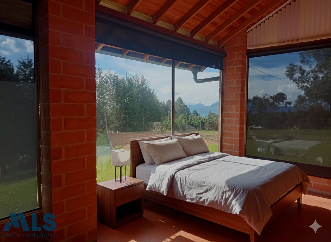House in Santa Elena, Medellin, Colombia 3 - 16732456