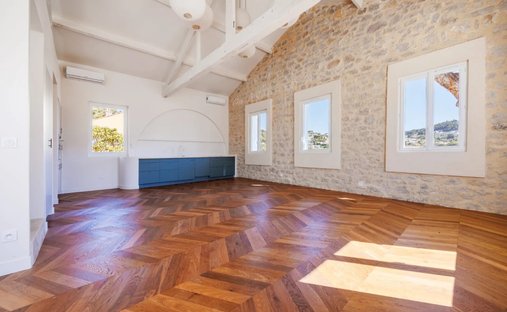 Castle for Sale in Clermont-Ferrand, Auvergne-Rhône-Alpes, France