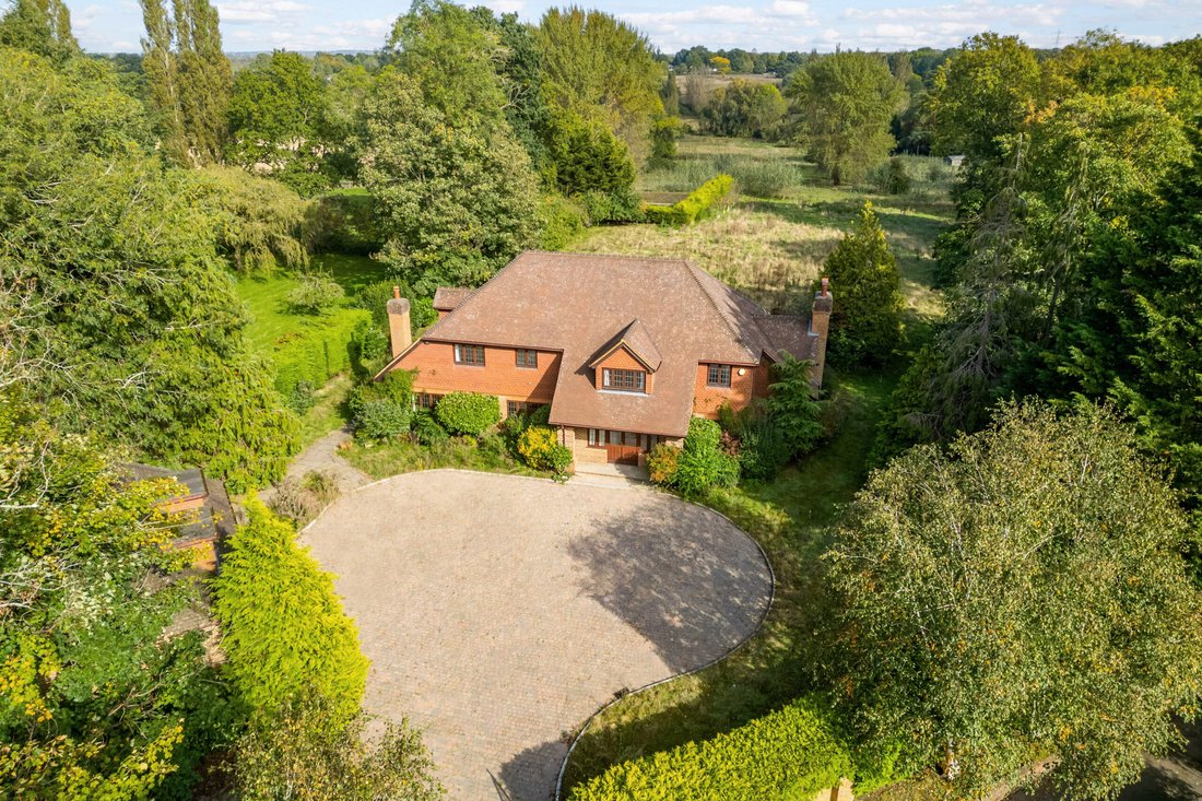House in St Johns Lye, Woking, England 1 - 16734598