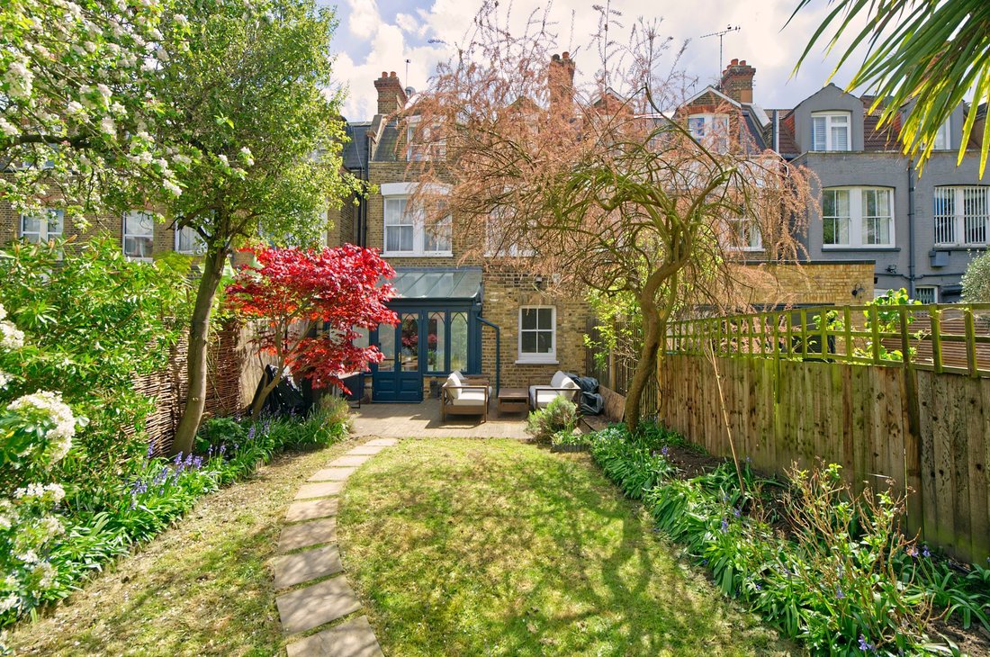 Villa in Brondesbury, Brent, England 4 - 16735128