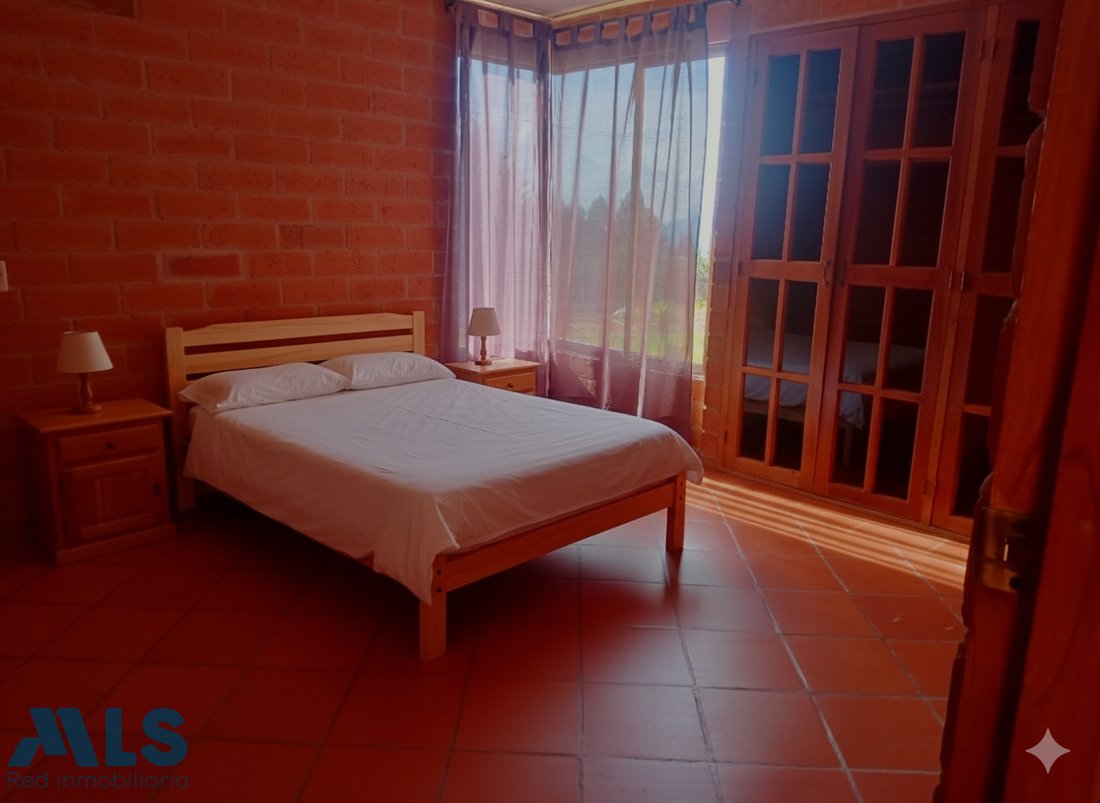 House in Santa Elena, Medellin, Colombia 5 - 16732456