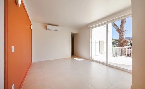 Castle for Sale in Clermont-Ferrand, Auvergne-Rhône-Alpes, France