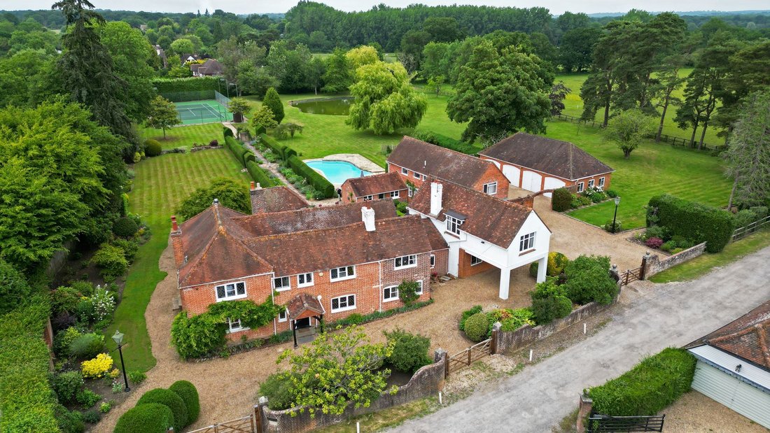 House in Effingham, England 2 - 16735164