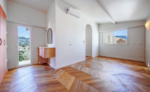 Castle for Sale in Clermont-Ferrand, Auvergne-Rhône-Alpes, France