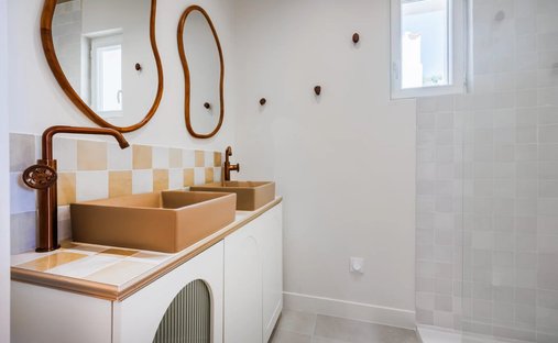 Castle for Sale in Clermont-Ferrand, Auvergne-Rhône-Alpes, France