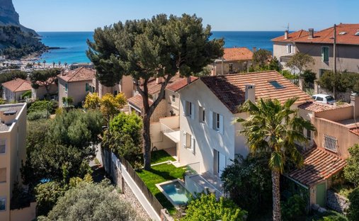 Castle for Sale in Clermont-Ferrand, Auvergne-Rhône-Alpes, France