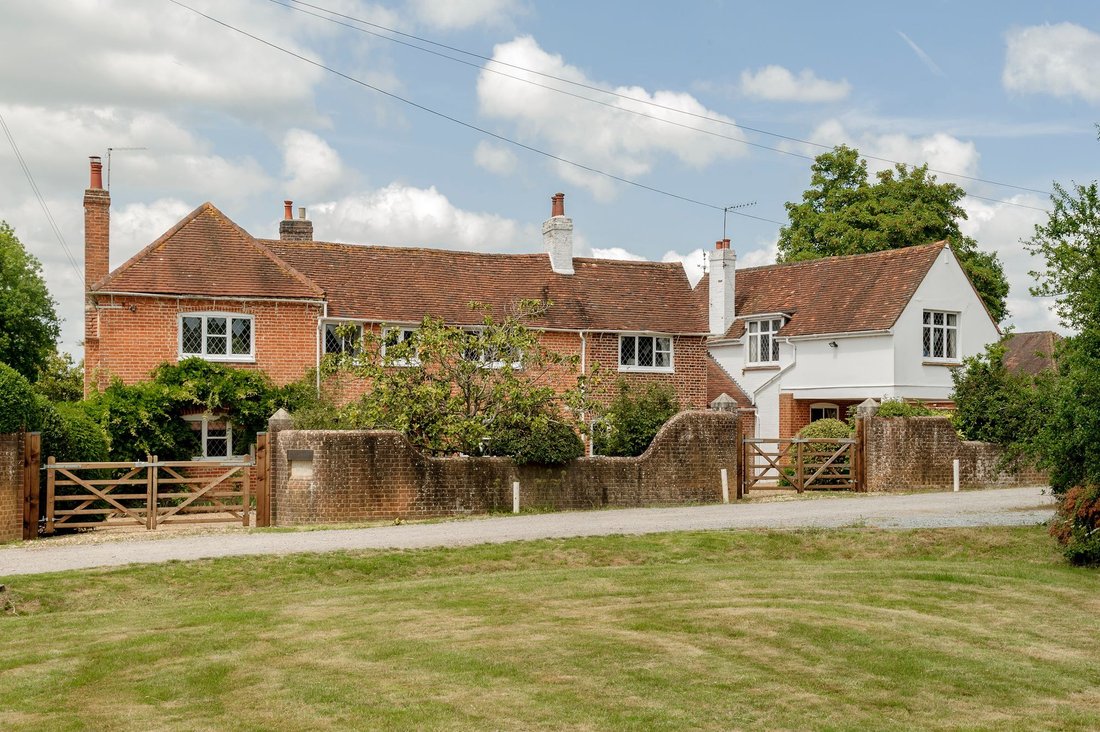 House in Effingham, England 3 - 16735164