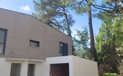 Castle for Sale in Villenave-d'Ornon, Nouvelle-Aquitaine, France