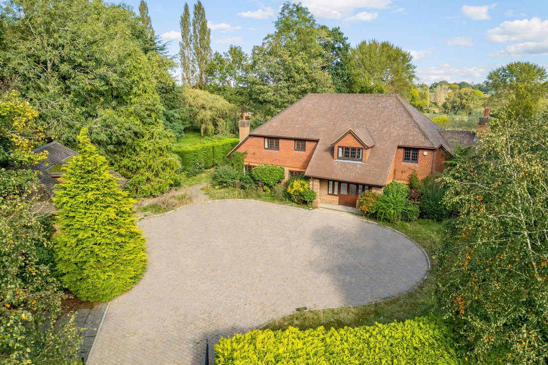 House in St Johns Lye, Woking, England 5 - 16734598
