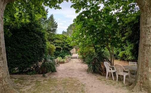 Castle for Sale in Le Thor, Provence-Alpes-Côte d'Azur, France