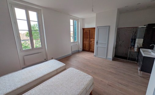 Castle for Sale in Le Thor, Provence-Alpes-Côte d'Azur, France