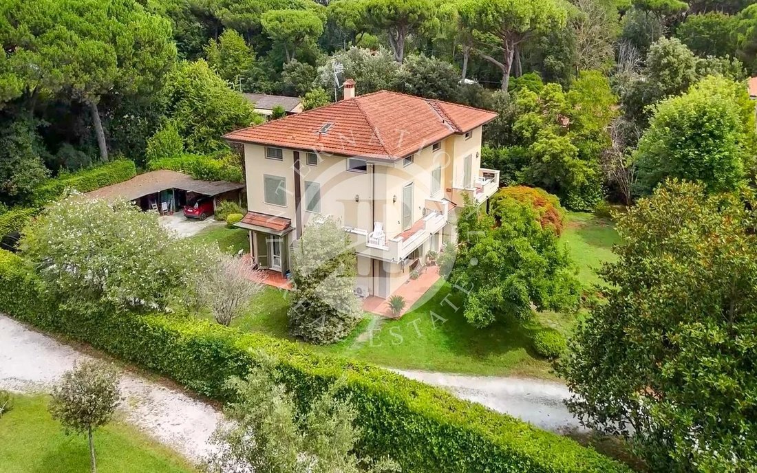 Villa in Marina di Massa Centro, Massa, Italy 2 - 16731626