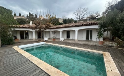House in Nord Est, Ollioules, France 1