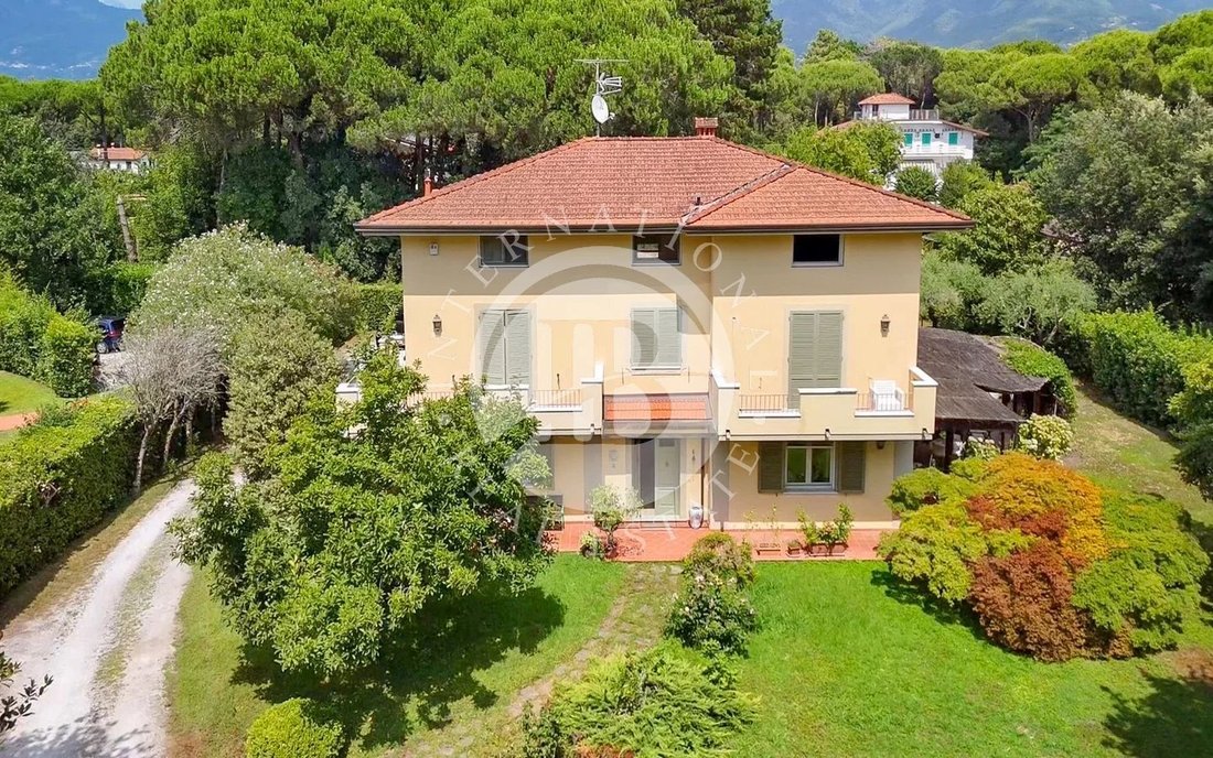 Villa in Marina di Massa Centro, Massa, Italy 1 - 16731626