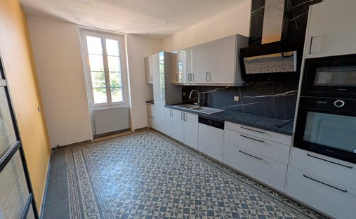 Castle for Sale in Le Thor, Provence-Alpes-Côte d'Azur, France