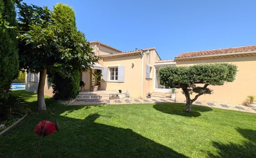 Villa in Ouest, Entraigues-sur-la-Sorgue, France 1