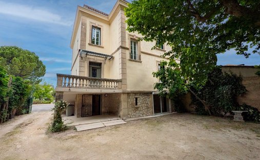 Castle for Sale in Le Thor, Provence-Alpes-Côte d'Azur, France
