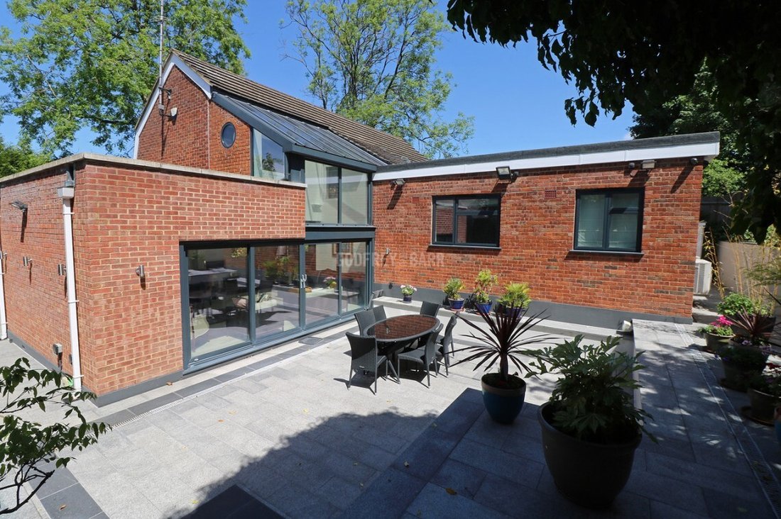 House in Barnet, England 4 - 16735115