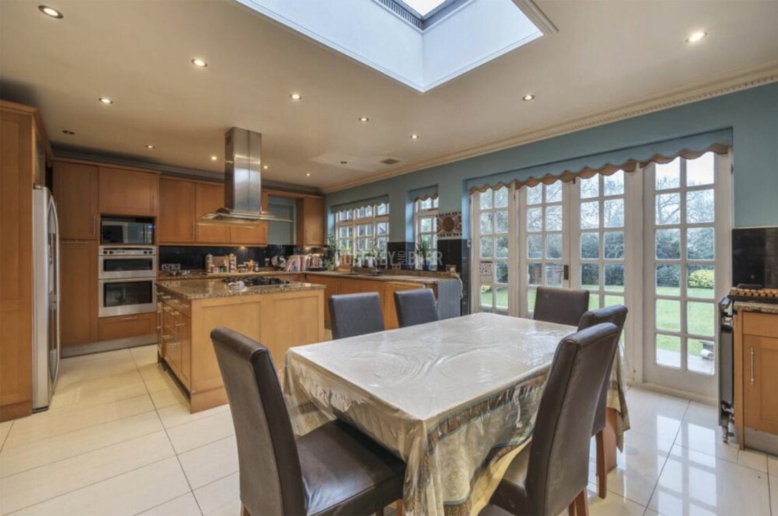 House in Barnet, England 4 - 16735165