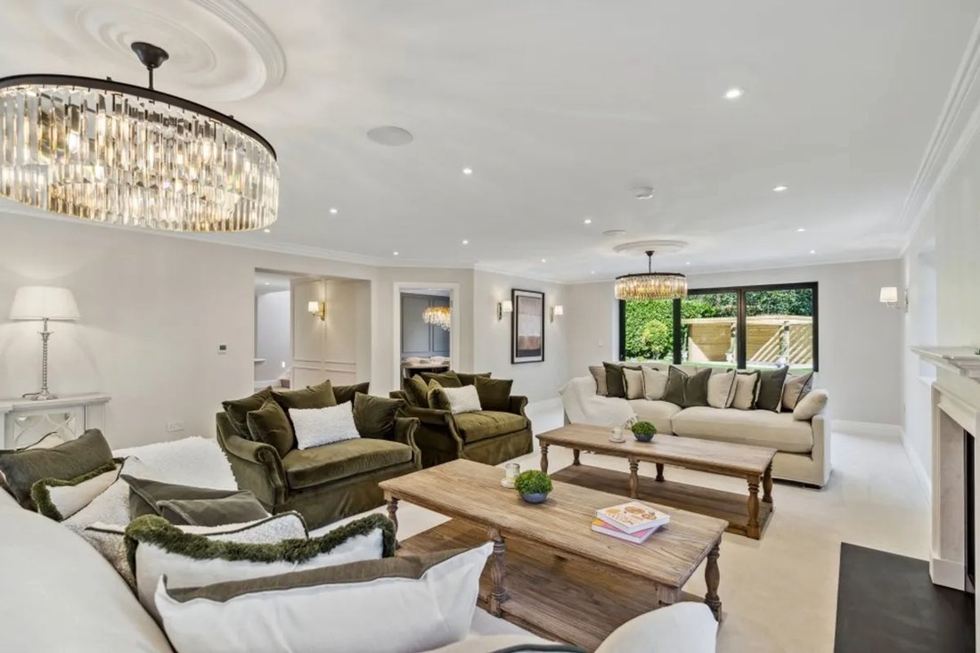 House in Gerrards Cross, England 2 - 16735109