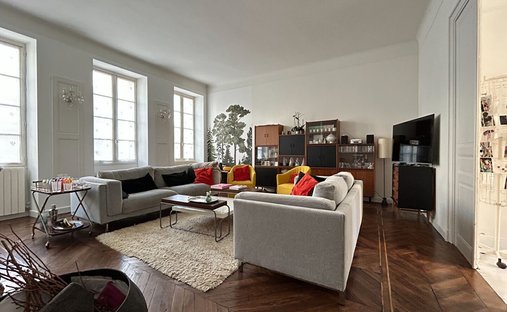 Castle for Sale in Niort, Nouvelle-Aquitaine, France