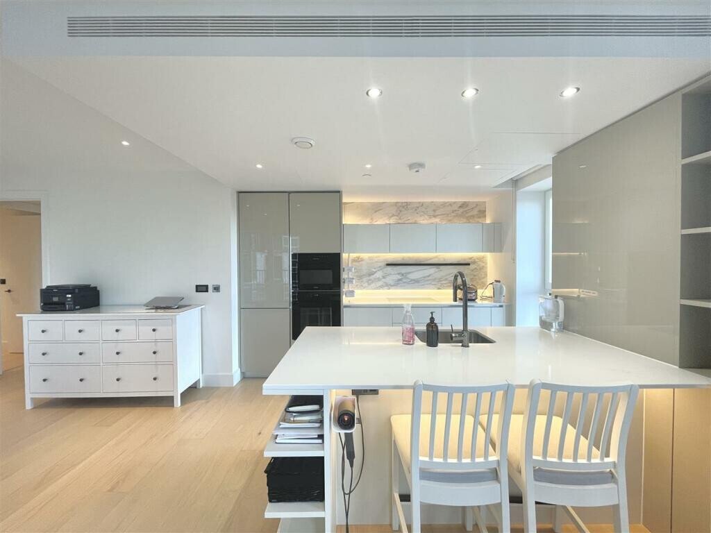 Apartment in East Acton, Ealing, England 1 - 16735011