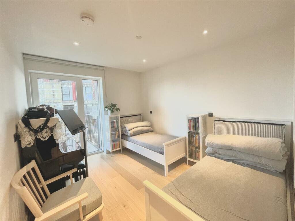 Apartment in East Acton, Ealing, England 5 - 16735011