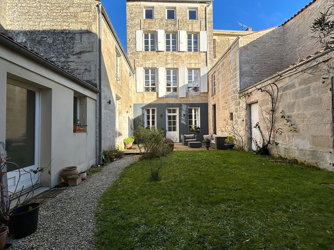 House in Niort, Nouvelle-Aquitaine, France 1 - 16737382