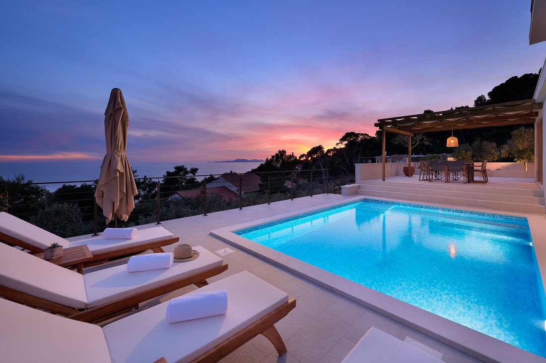 Villa in Vrisnik, Split-Dalmatia County, Croatia 1 - 16738323