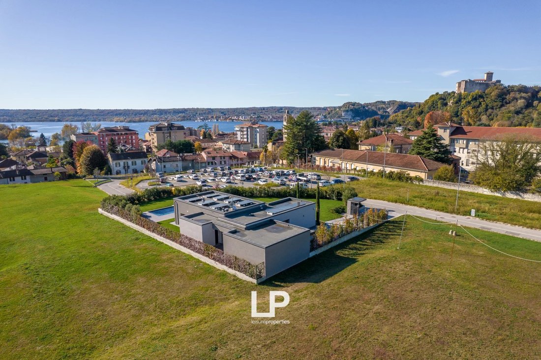 Villa in Angera, Lombardei, Italien 1 - 16740023