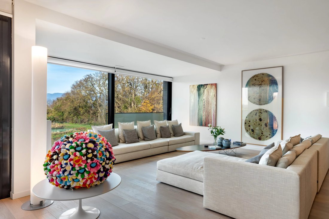 5 Bedroom Apartment In Corsier, Geneva