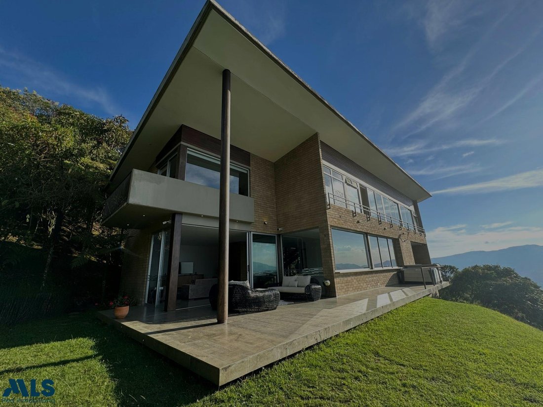 House in Santa Elena, Antioquia, Colombia 1 - 16740072