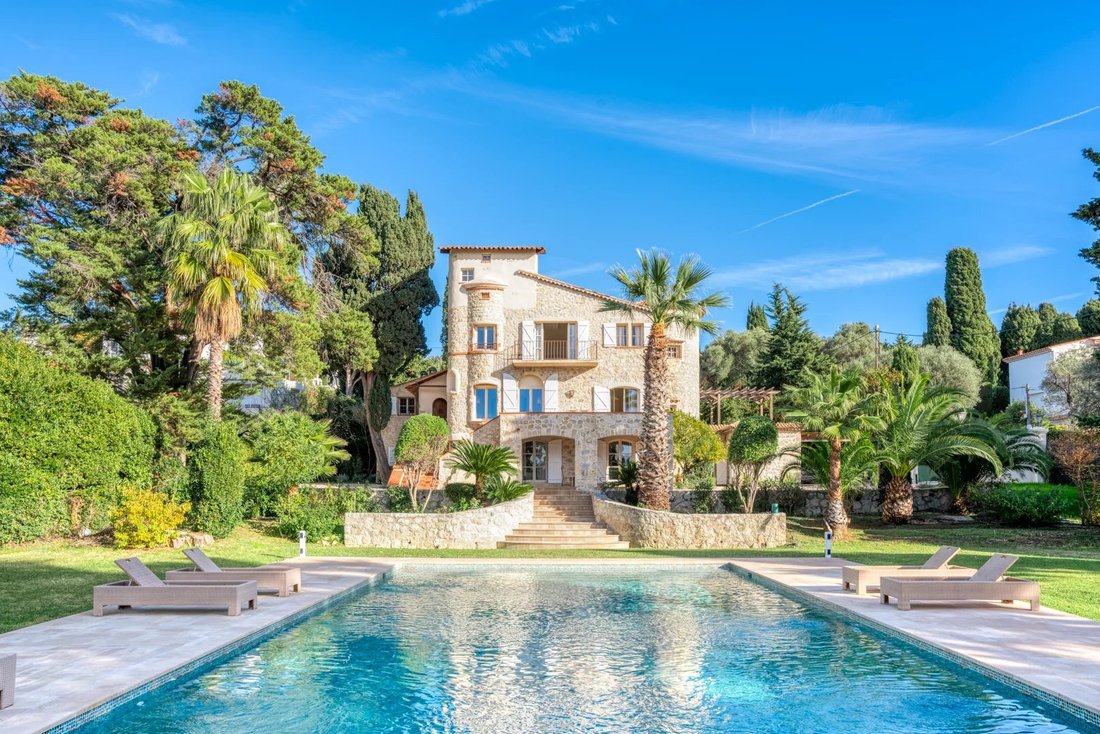 Villa in Antibes, Provence-Alpes-Côte d'Azur, France 1 - 12053464