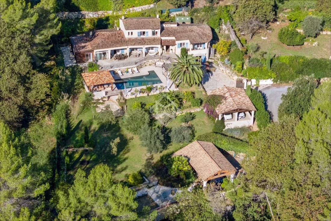 Villa in Le Rouret, Provence-Alpes-Côte d'Azur, France 1 - 16739493