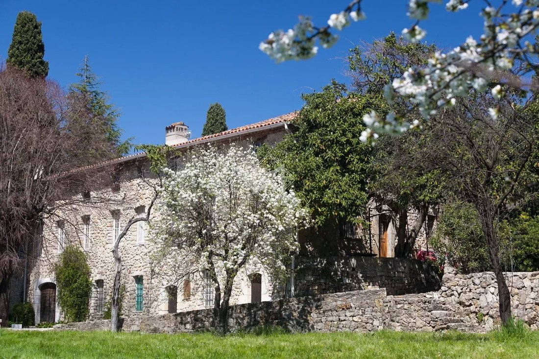 Villa in Châteauneuf-Grasse, Provence-Alpes-Côte d'Azur, France 1 - 15680607