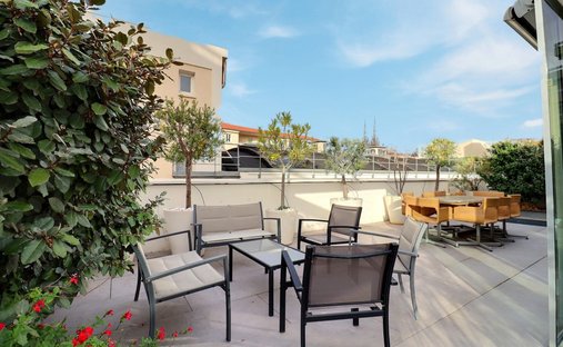 Castle for Sale in Clermont-Ferrand, Auvergne-Rhône-Alpes, France