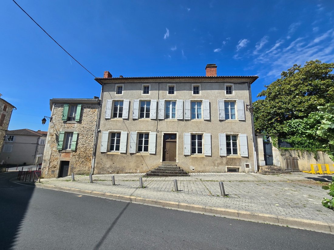 House in Nontron, Nouvelle-Aquitaine, France 1 - 13536100