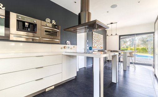 Castle for Sale in Bouliac, Nouvelle-Aquitaine, France