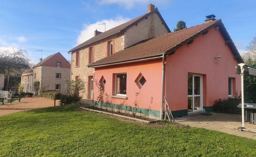 Castle for Sale in Clermont-Ferrand, Auvergne-Rhône-Alpes, France
