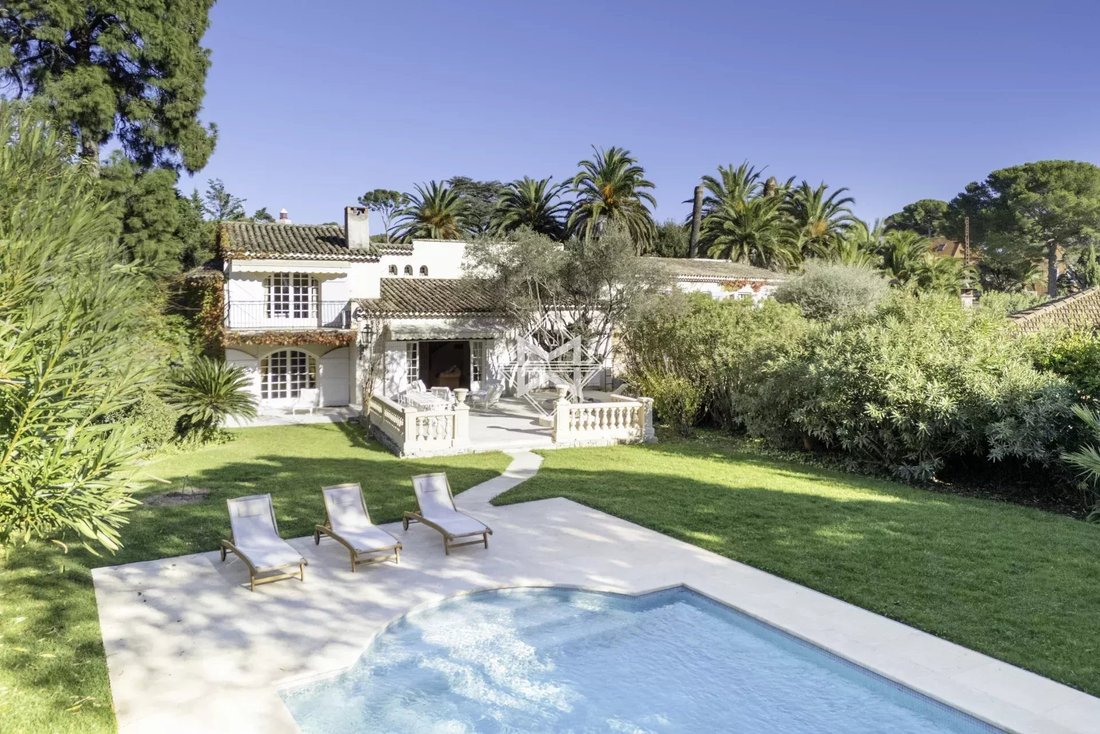 Villa in Antibes, Provence-Alpes-Côte d'Azur, France 1 - 16740125