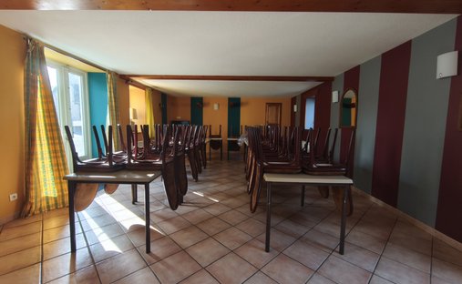 Castle for Sale in Clermont-Ferrand, Auvergne-Rhône-Alpes, France