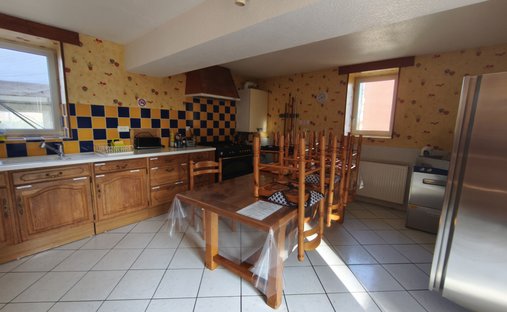 Castle for Sale in Clermont-Ferrand, Auvergne-Rhône-Alpes, France