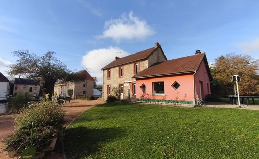 Castle for Sale in Clermont-Ferrand, Auvergne-Rhône-Alpes, France